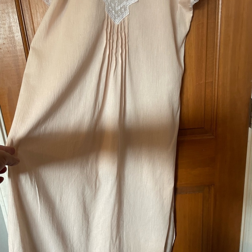 Elegant Vintage style Pink Nightgown with Lace Trim - Picture 3 of 5
